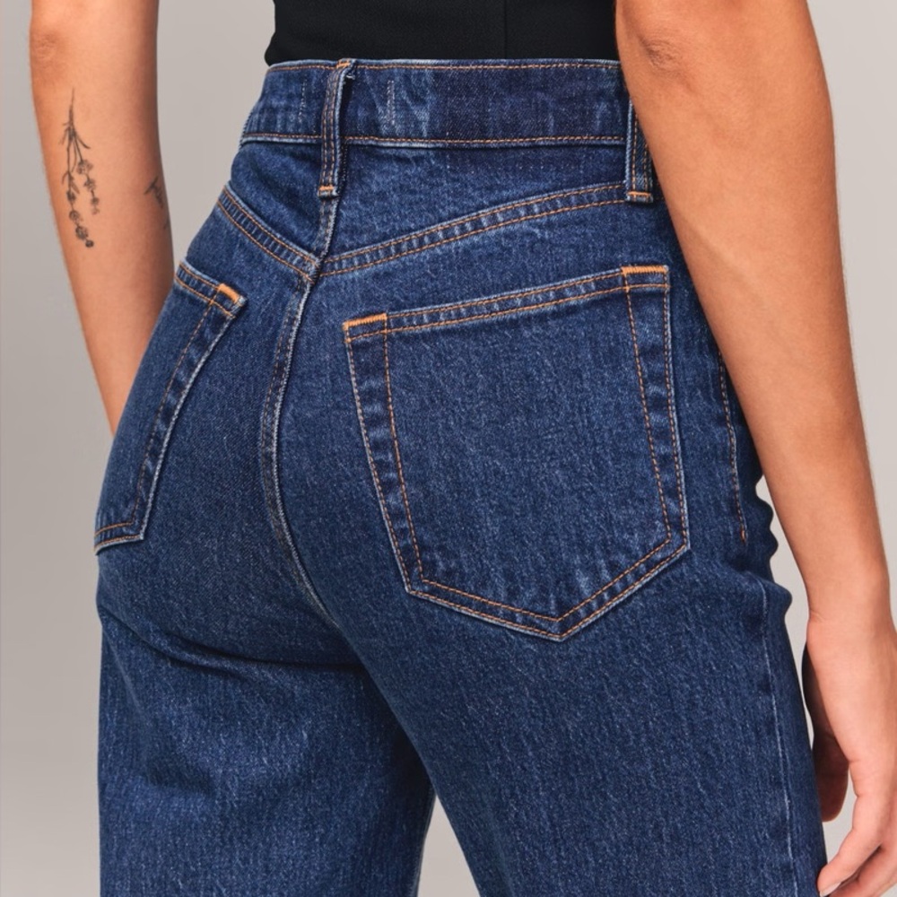 Abercrombie and Fitch Curve Love Ultra High Rise 90s Straight Jean Size 26 Short